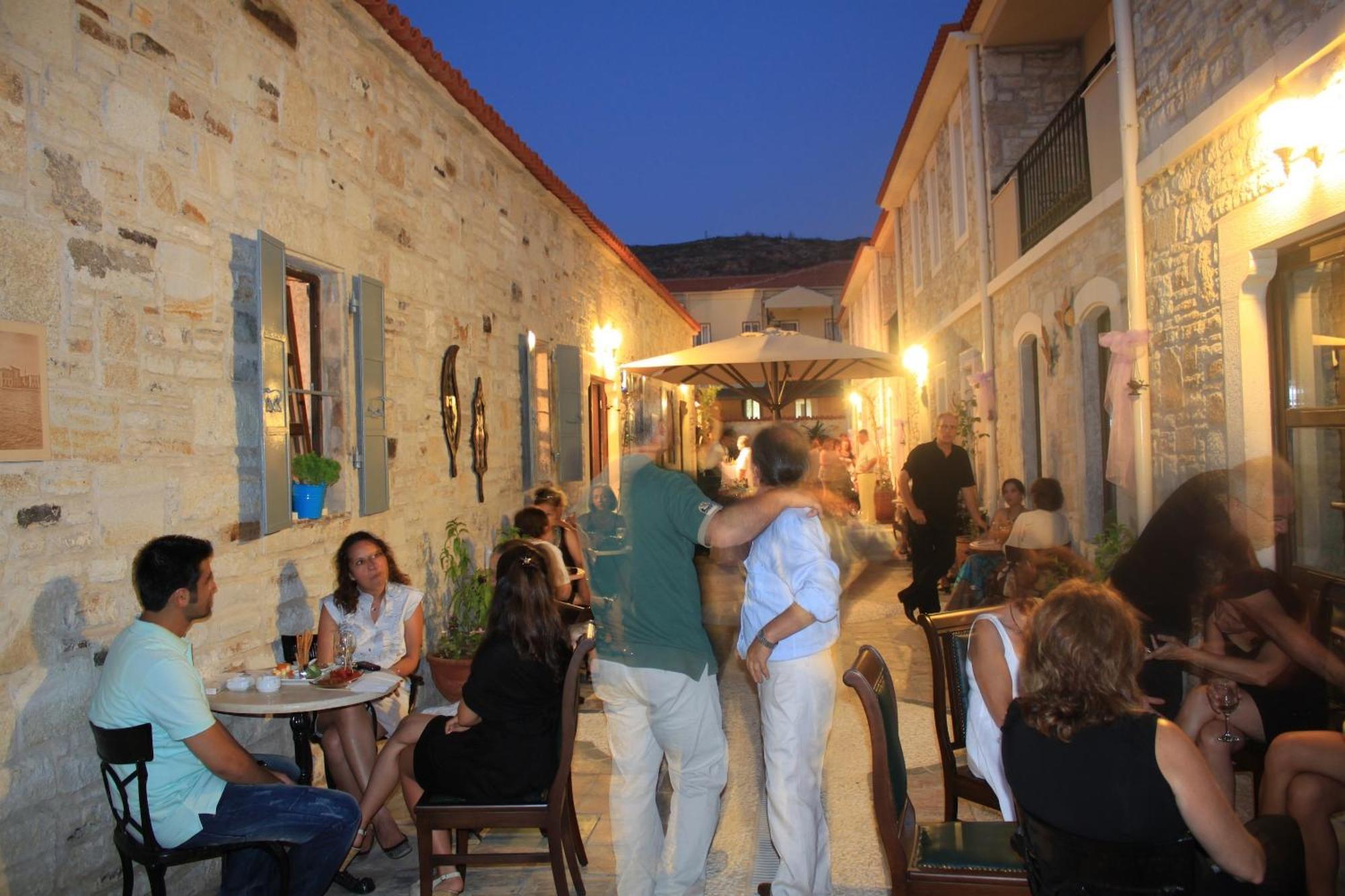 Griffon Hotel Yenifoca Extérieur photo