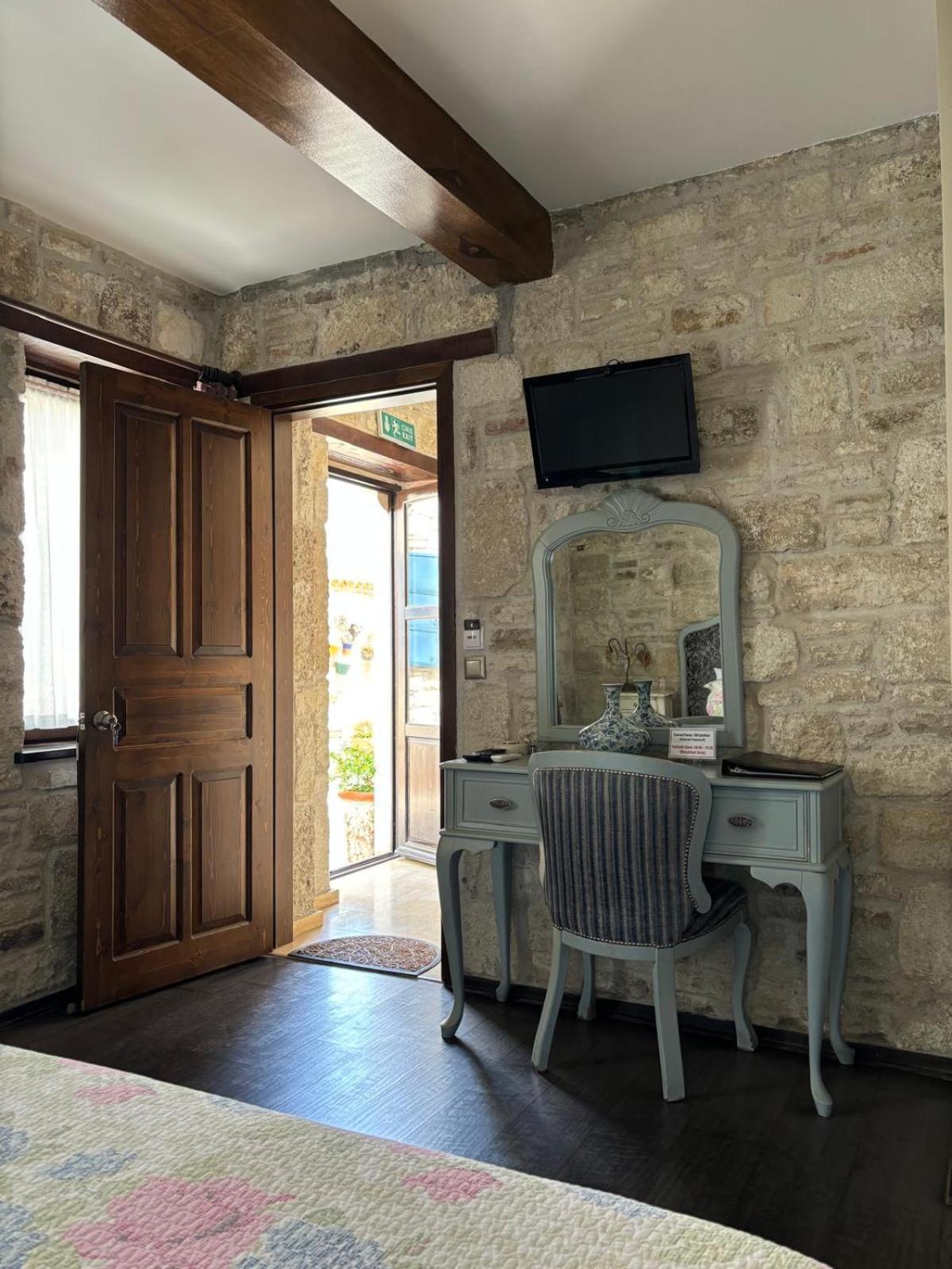 Griffon Hotel Yenifoca Extérieur photo