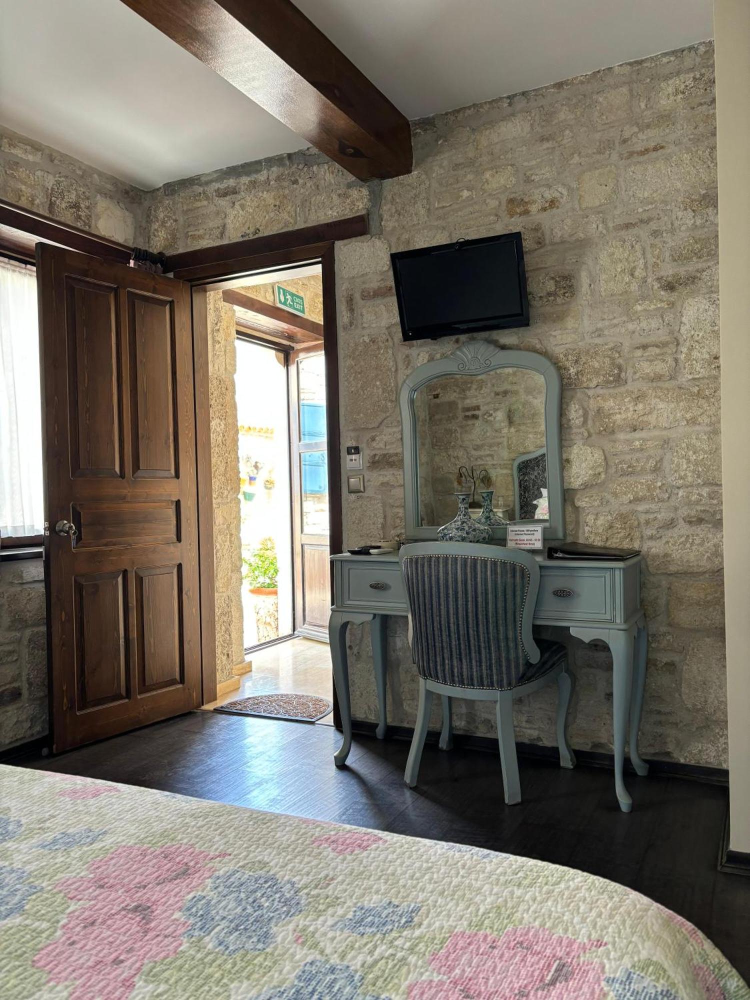 Griffon Hotel Yenifoca Extérieur photo