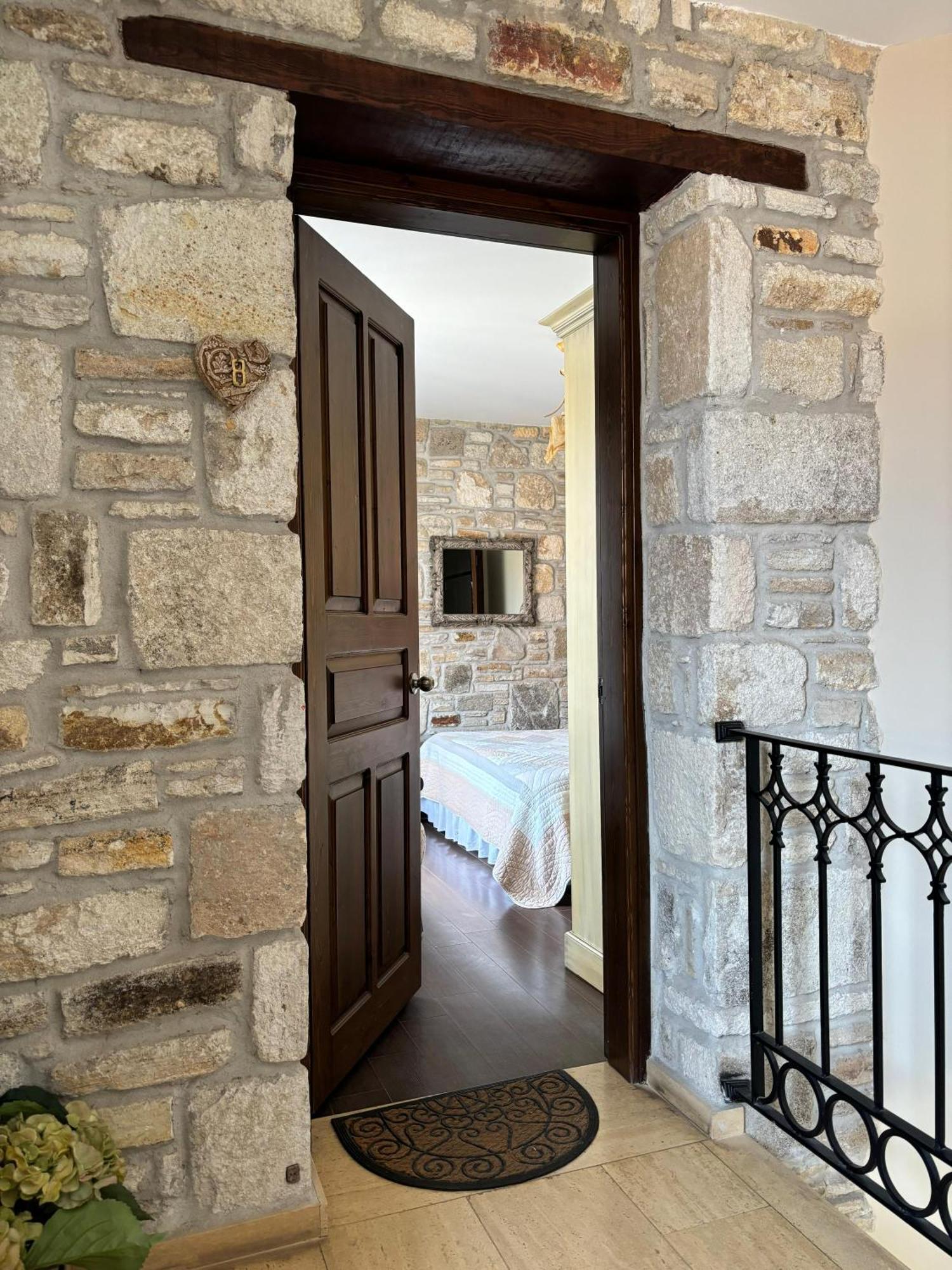 Griffon Hotel Yenifoca Extérieur photo
