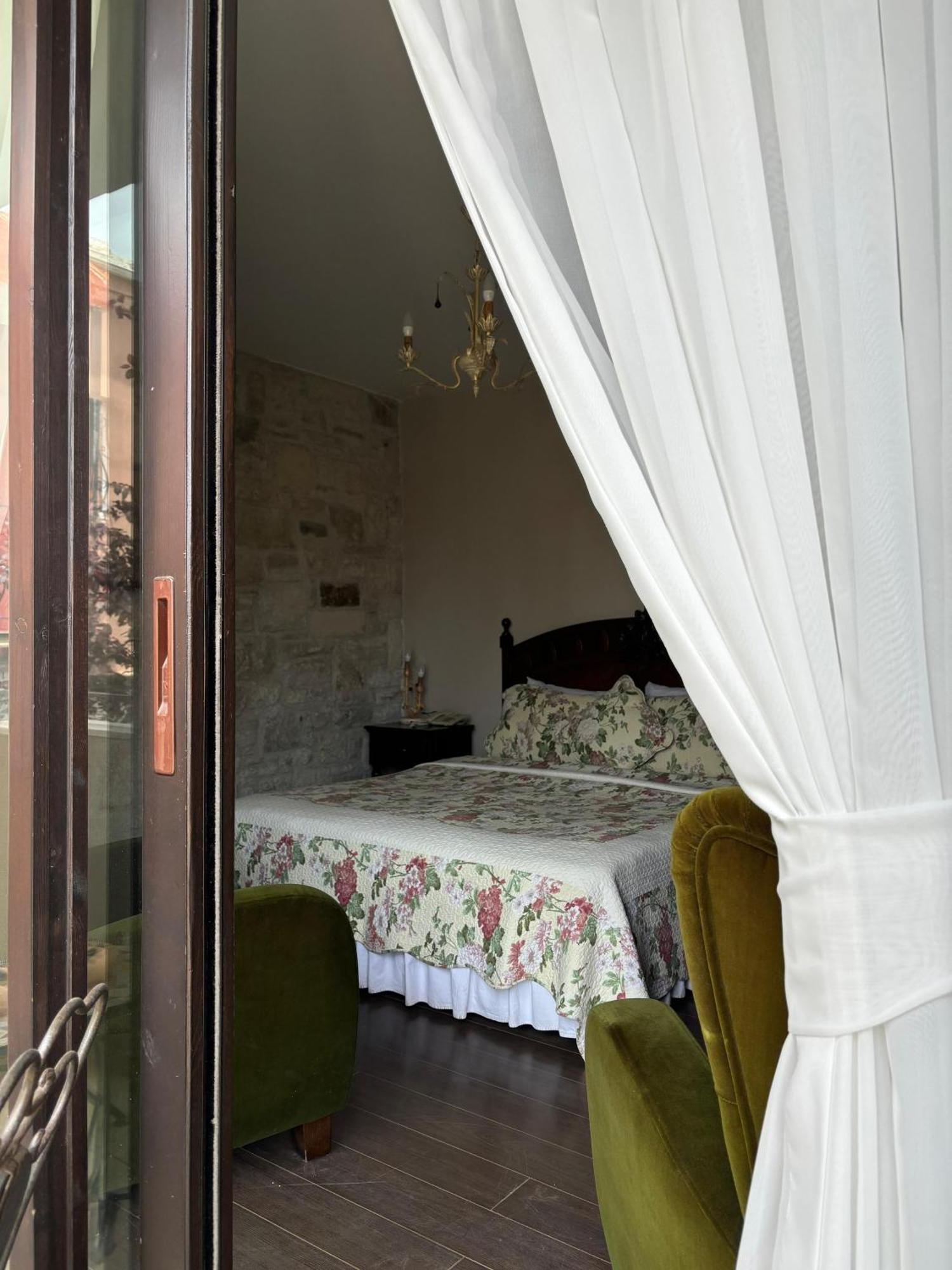 Griffon Hotel Yenifoca Extérieur photo