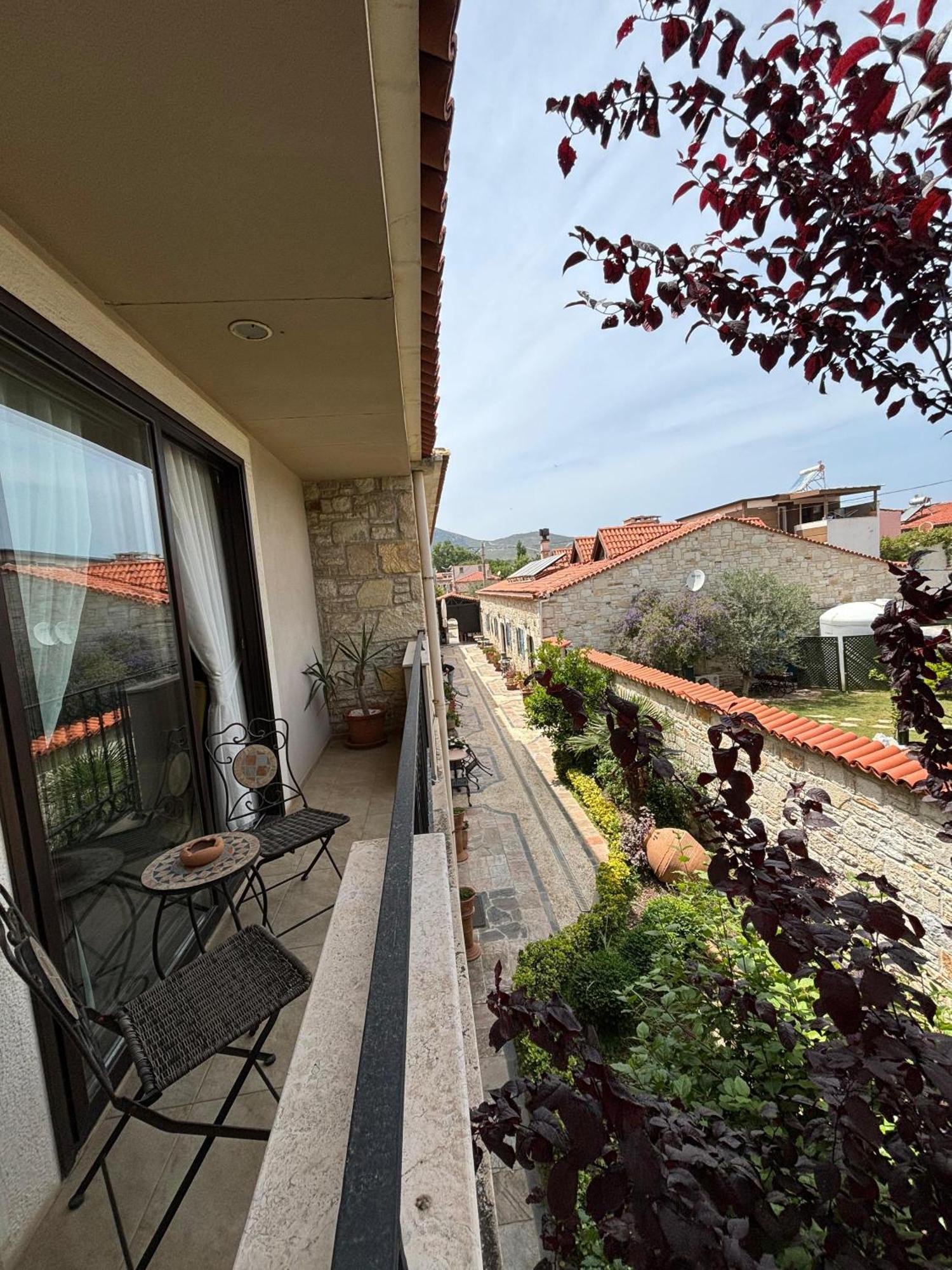 Griffon Hotel Yenifoca Extérieur photo